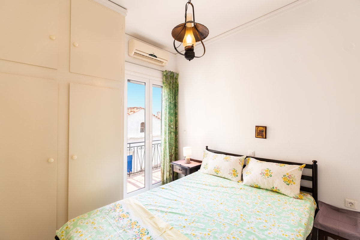 غرفة نوم مزدوجة مع شرفة صغيرة ومرحاض خاص. خزانة لملابسك وأحذيتك.