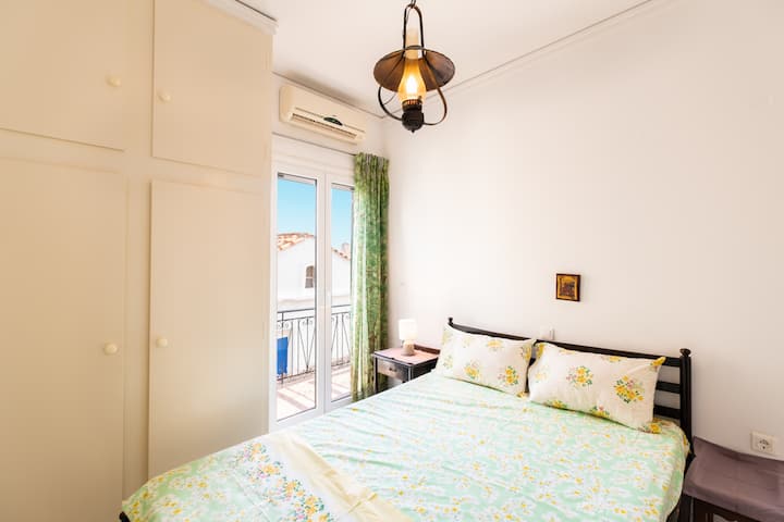Dormitorio doble con un pequeño balcón y aseo privado. Armario para tu ropa y zapatos.