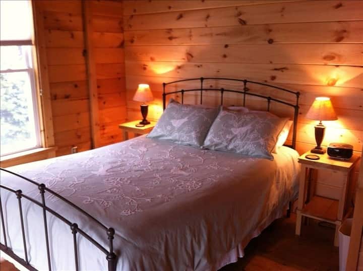 Dormitorio del segundo piso, una cama tamaño queen.