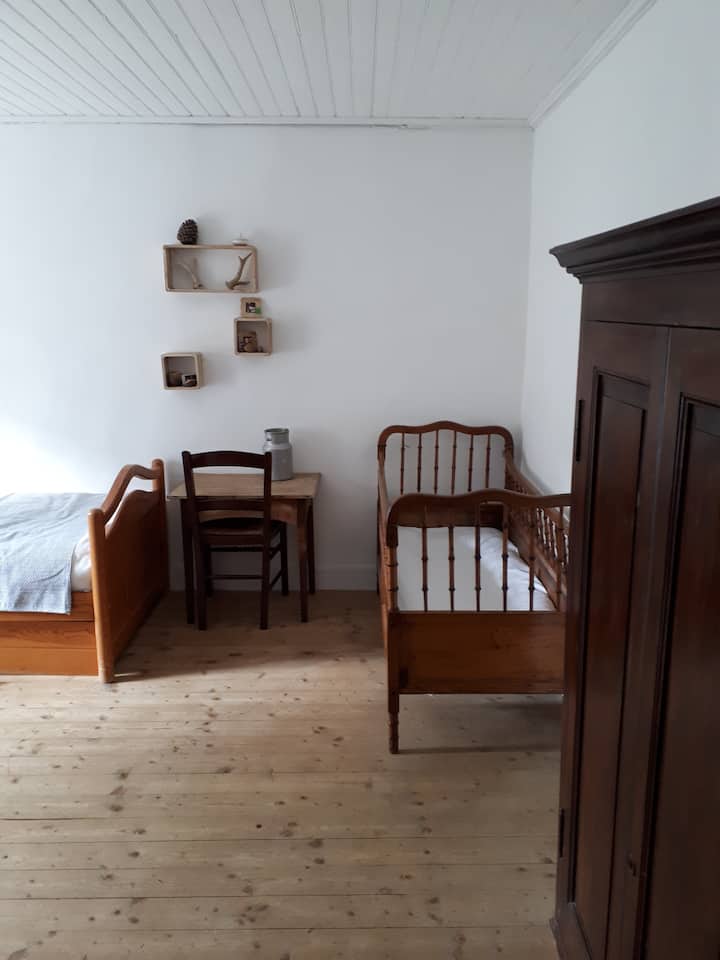 Dormitorio 2 con vistas al Sierroz con una cama de matrimonio, dos camas individuales, una cuna.