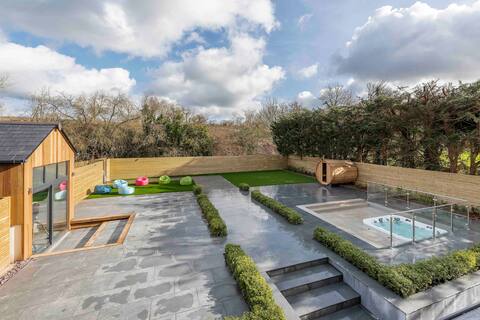 Love Island Mansion, Hot Tub, Sauna, Games, bar 24