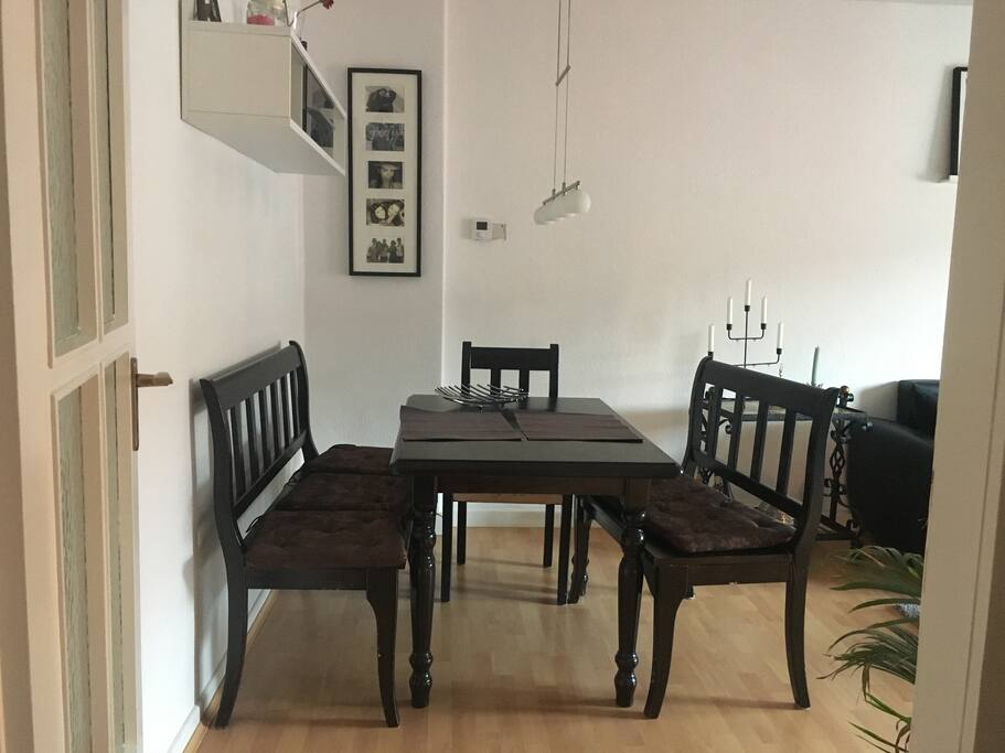 Tisch, Sitzmöglichkeit im Wohnraum