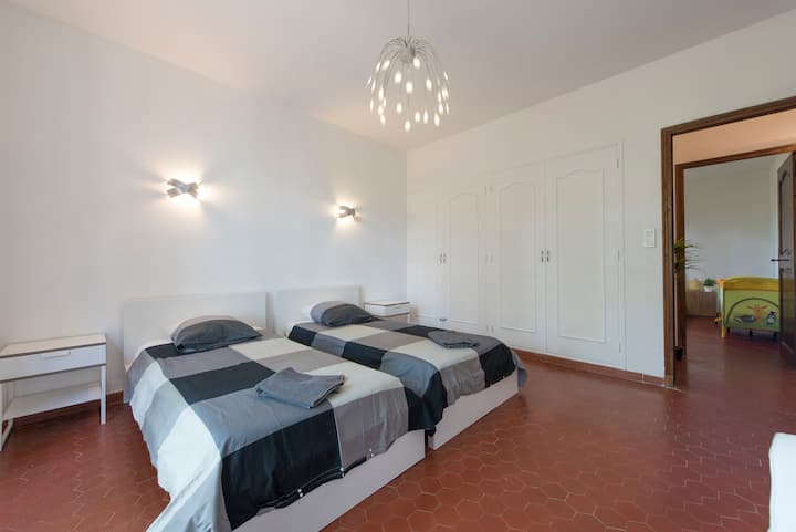 Спалня 2 - Огромната стая с изглед към градината! и спалня 2 - Голямата стая с изглед към градината! 