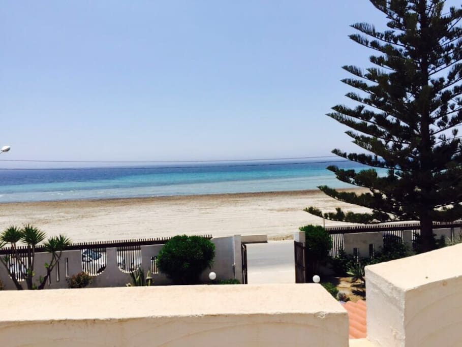 La bianca spiaggia e il nostro mare cristallino...appena fuori la villa