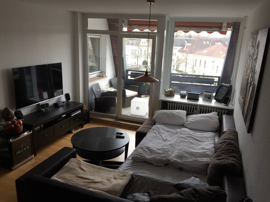 Wohnzimmer mit hergerichtetem Schlafsofa