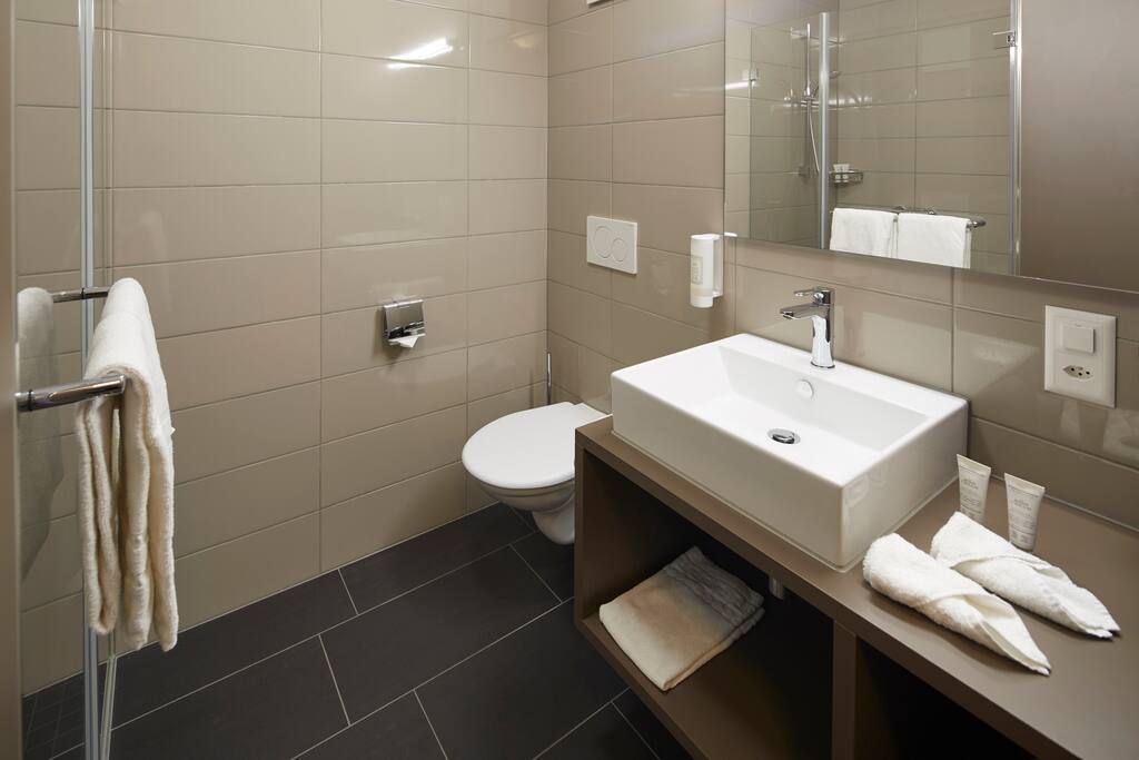 Badezimmer mit Dusche und Toilette