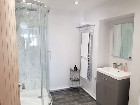 Top Airbnb: Comfortable, airy studio flat near Rhosneigr. in Maelog, Rhosneigr