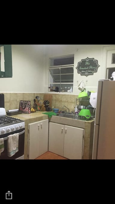 La Cocina está equipada con todos los servicios: estufa, refrigerador, horno, cafetera, etc. Así como con todos los enseres necesarios para cocinar.