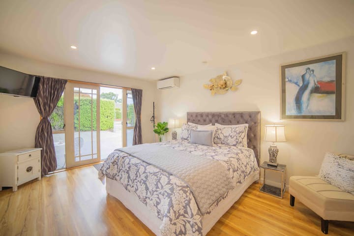 Airport Studio, King bed with Netflix