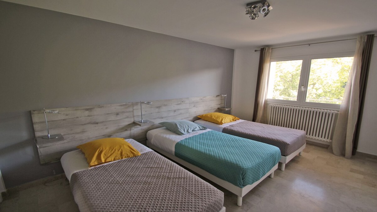 卧室2 ：床铺尺寸90 x 190 ，可将两张单人床拼在一起，变成一张加大双人床180 x 190