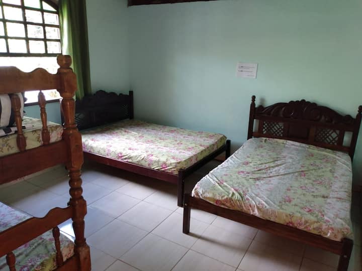 Stort och mycket luftigt rum! Två dubbelsängar och två enkelsängar. Våningssängen på fotot demonterades. 