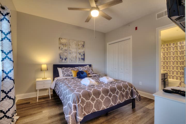 2nd Bedroom with own private bathroom, Queen Bed, memory foam mattress, 40" Smart HDTV