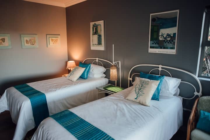 两张额外的单人床，带白色床单。