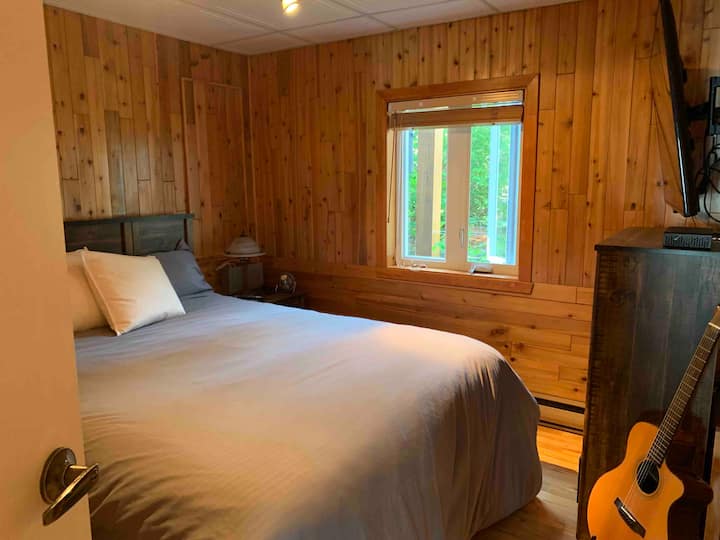 Prima camera da letto con letto matrimoniale al piano principale.