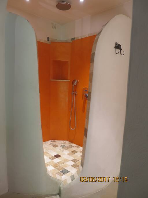 douche à l'italienne spacieuse avec banc