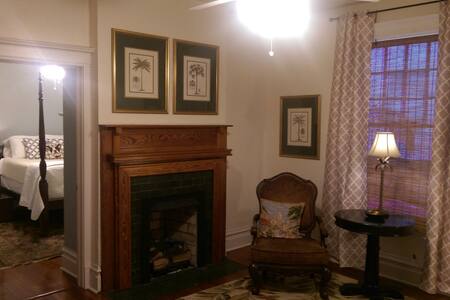 The Palm Suite private 1-bedroom in historic home