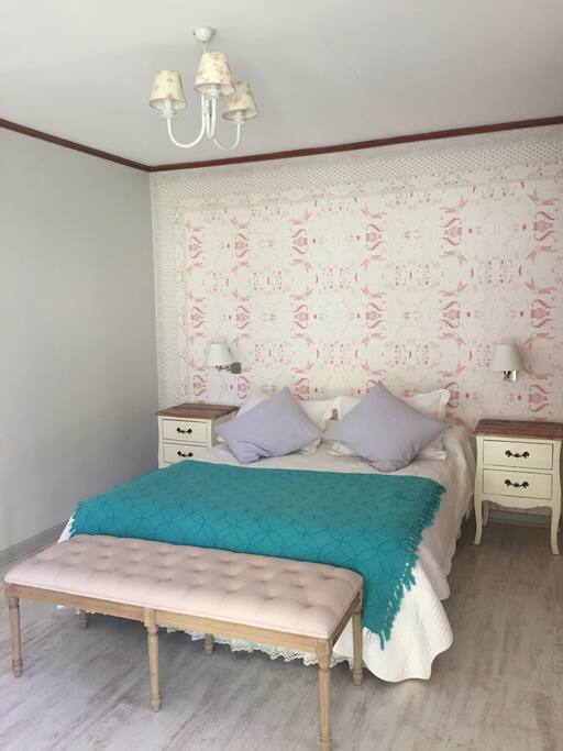 Cama matrimonial, veladores con cajones y bastante iluminación