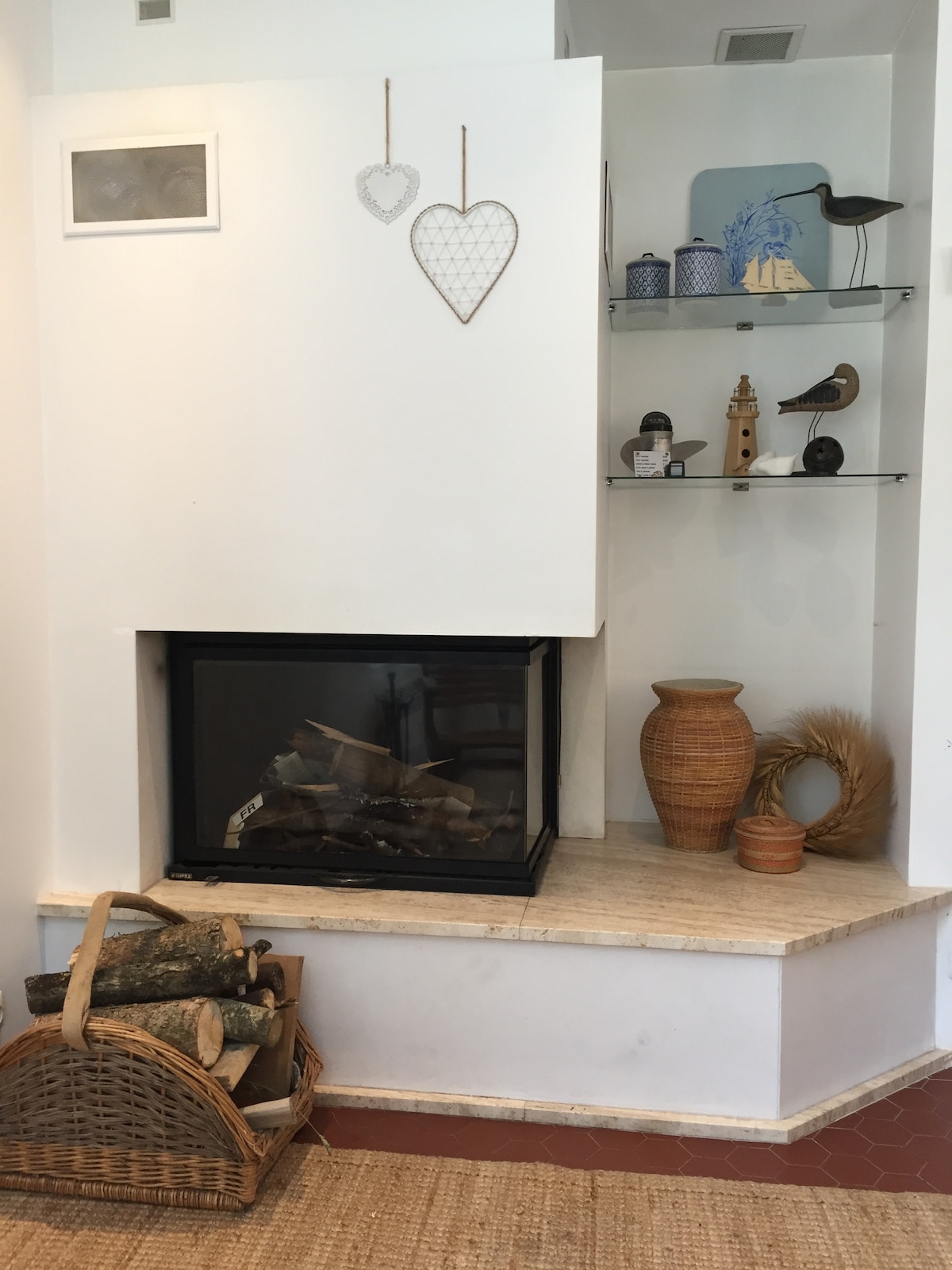 Камина във всекидневната, дърва - камина в салона, има дърва. 