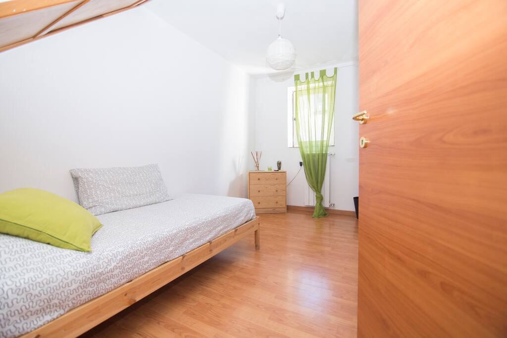 La biancheria da letto e da bagno bianca, cambiata ad ogni check-in, è inclusa nel prezzo. Inoltre è dotata di un cuscino in più, copriletto, trapunta estiva e trapunta invernale