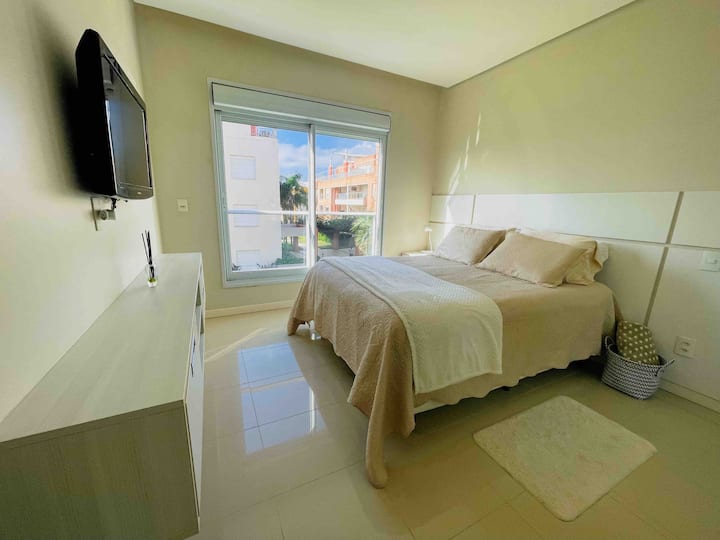 享受非常宽敞的房间，您会感到舒适！ 电视目前未开启。 