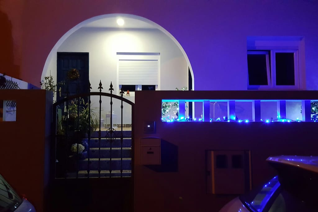 Entrada de la casa, vista desde afuera.