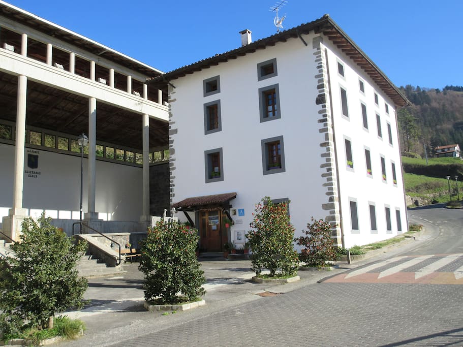 El Albergue junto al frontón