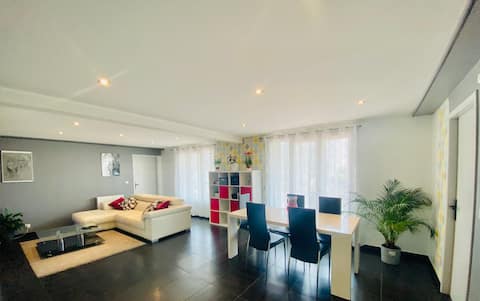 Bright 90 m² 4 bedroom near city center and shops