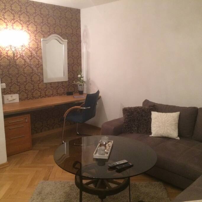 Schreib- oder Kosmetikplatz (Raum 1)