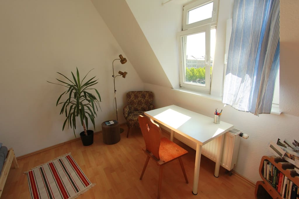 Das Zimmer mit Schreibtisch