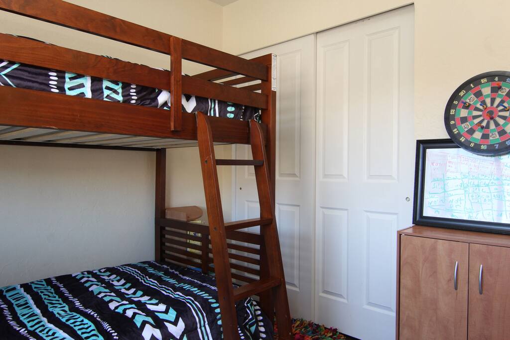 Bunk-bed bedroom rented on this listing. If you are looking for Queen-size bedroom, see our other listing: Beer/Coffee YES! Friendly & Cosmopolitan (Rm 1/2)