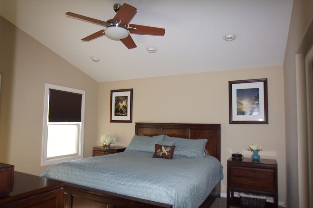 Master Bedroom Cal King Bed (smart TV & en suite)