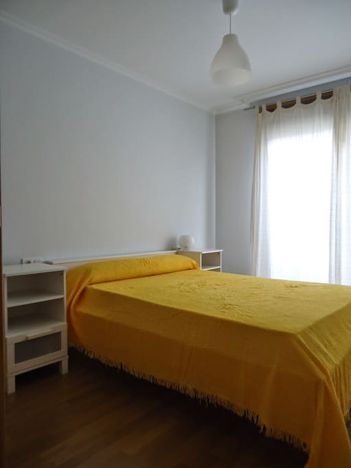 Habitación con cama de matrimonio y armarios.