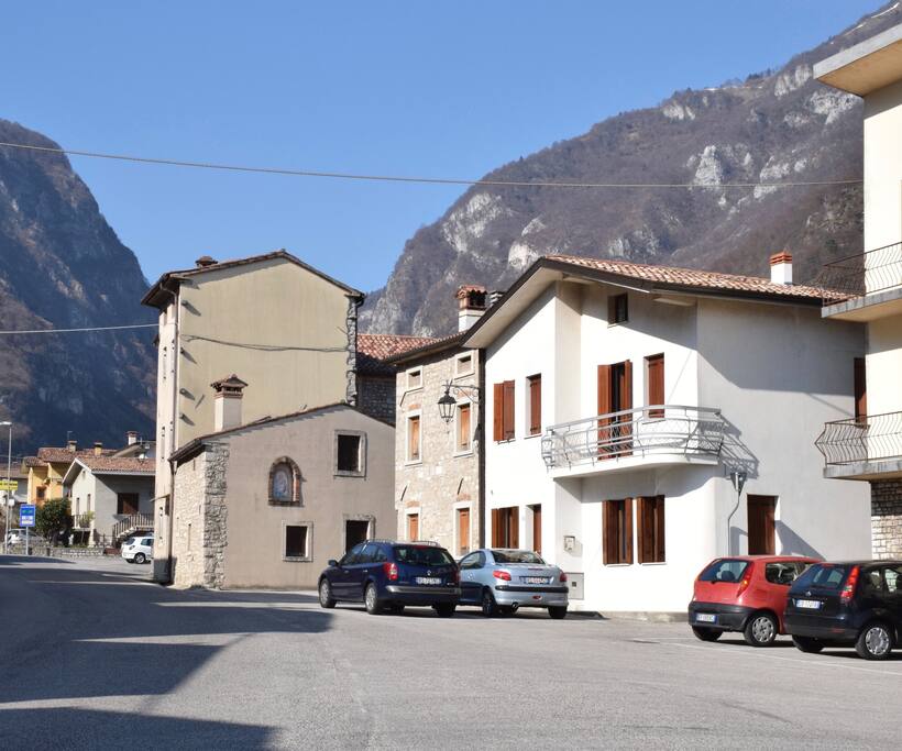 Esterno della casa _ House seen from the square