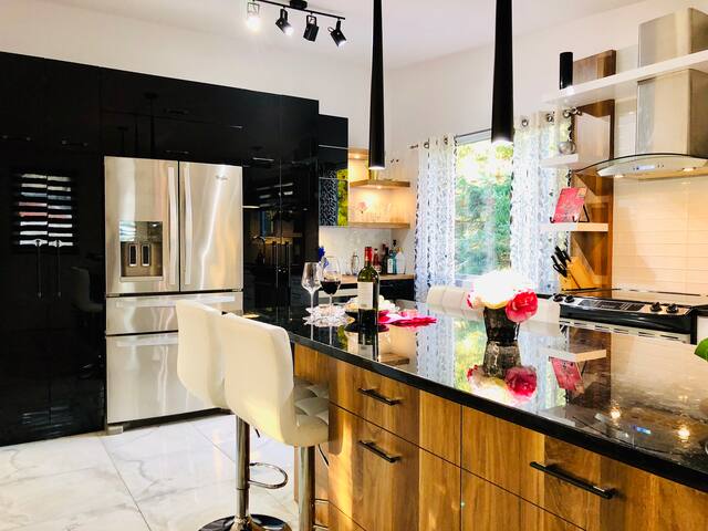 Fun and Vintage Family room in Quebec w/ love ones gallery image 4