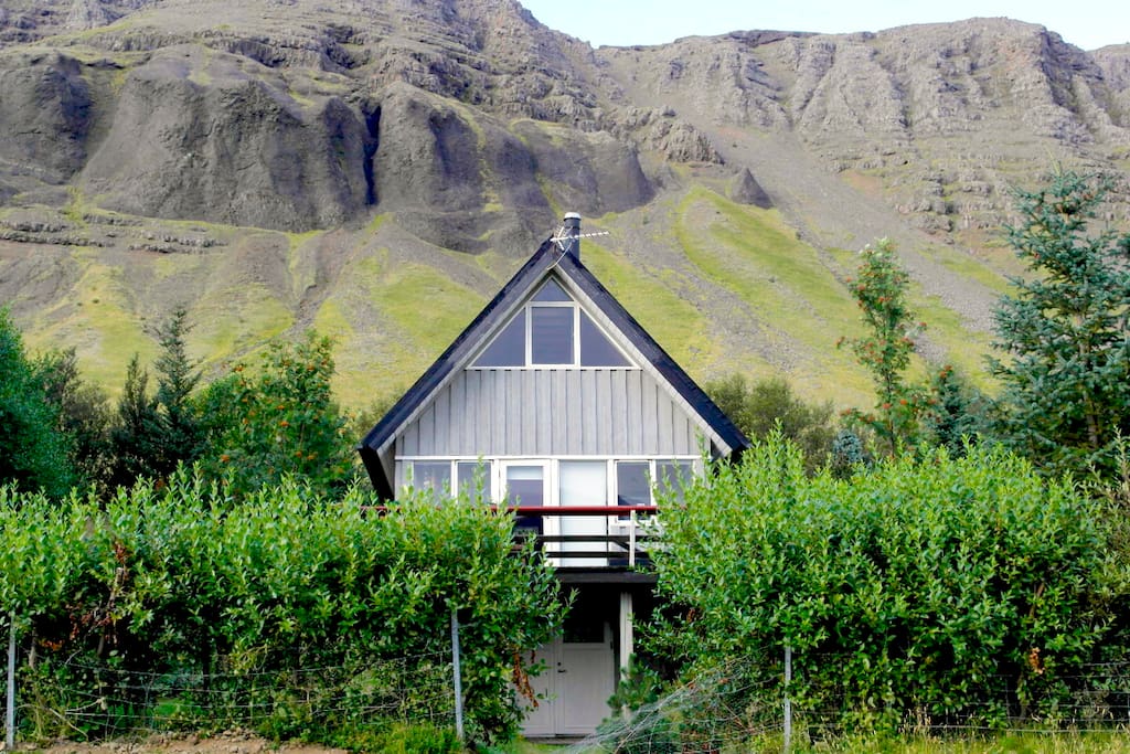 Located on a large private lot, the house is just by lake Medalfellsvatn and mt. Medalfell - ideal for hiking.