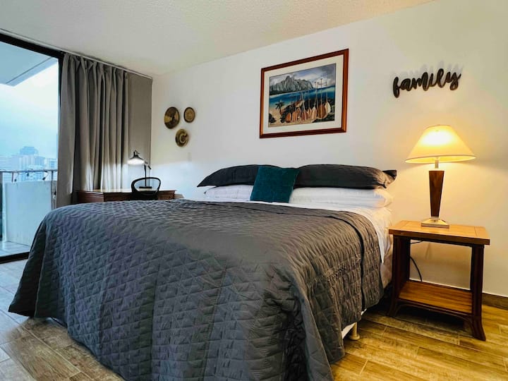 Acogedor dormitorio con una cómoda cama tamaño queen diseñada para tus noches de descanso.