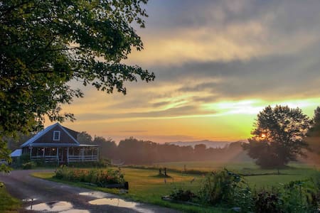 Cozy rustic Cottage // Close to Stowe