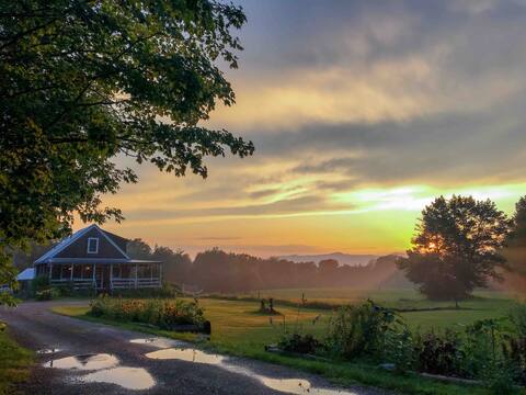 Cozy rustic Cottage // Close to Stowe