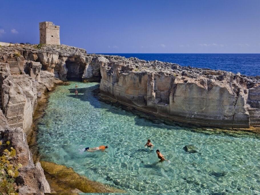 Marina Serra località accogliente per grandi e piccini, grazie alla sua del tutto naturale piscina all'ampia costa del tutto pianeggiante è l'ideale per prendere il sole e trascorrere fantastiche giornate, poi è a solo 3km da VILLA FRANCESCO
