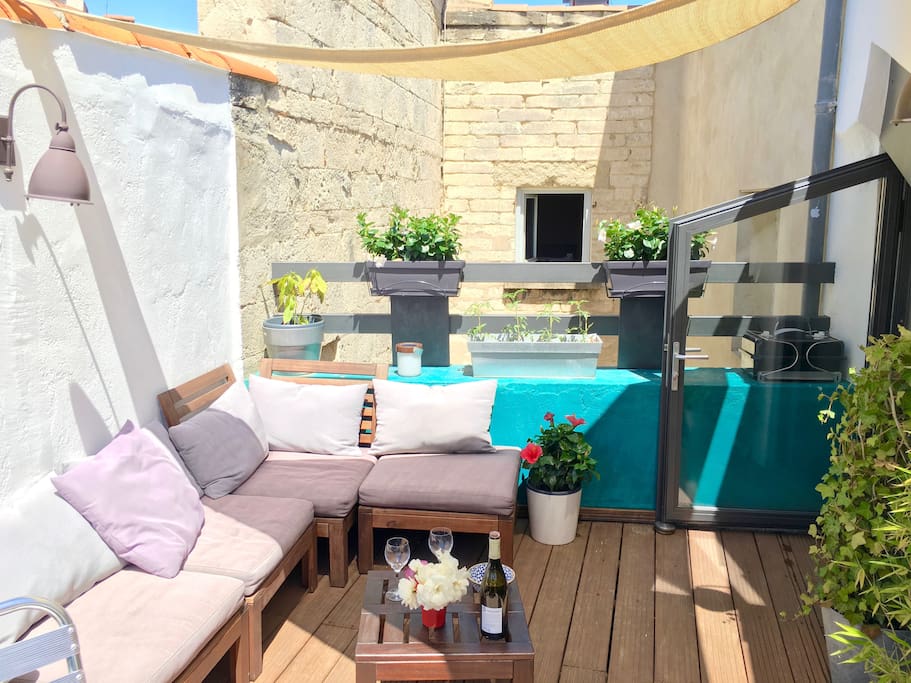 La terrasse est au calme et sans vis à vis pour vos sessions bronzage !