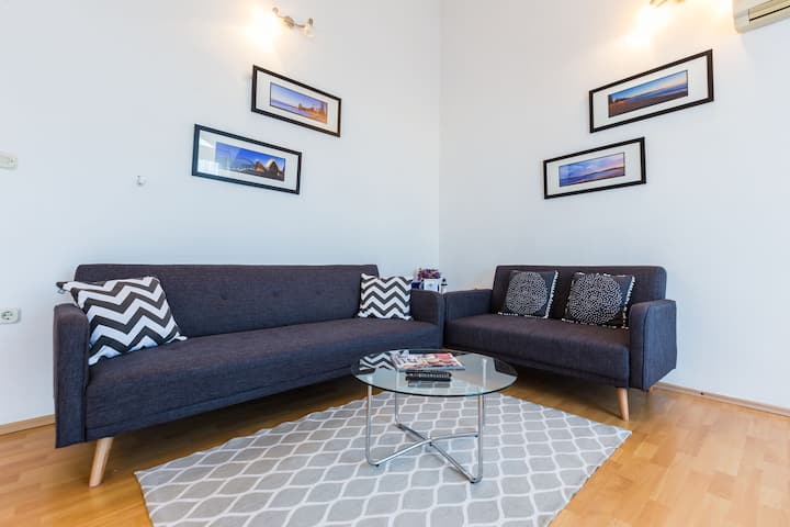 charming 2 bedroom apartment