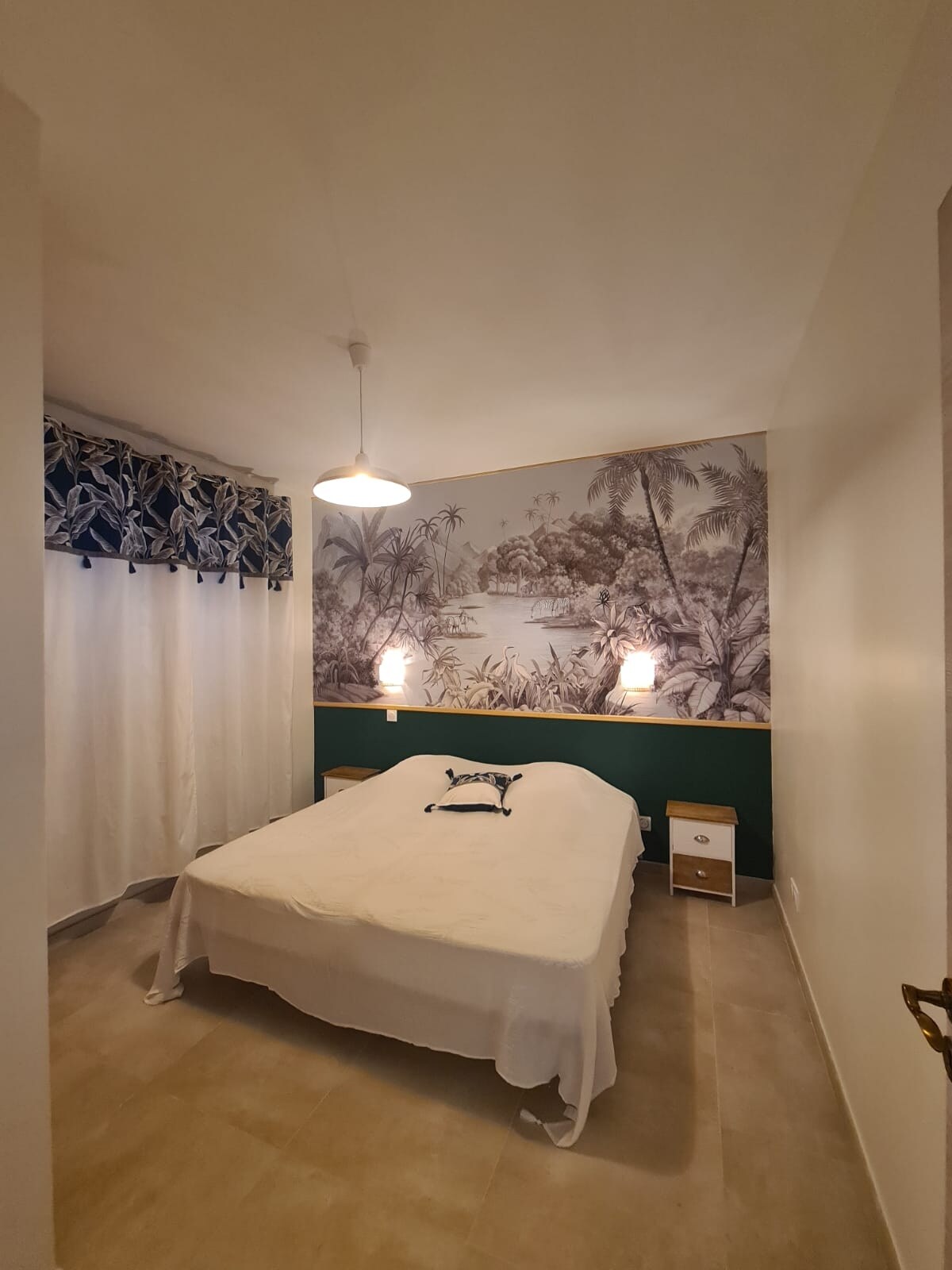 Tropische kamer

kingsize bed bestaande uit 2 bedden van 90 x 190 cm