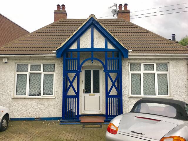 King size bed in double room - 15 mins to Heathrow