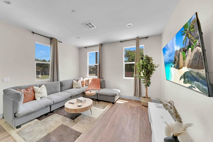Spacious Central Home | 4 Master Br | 6 Beds - Huntington Beach, CA