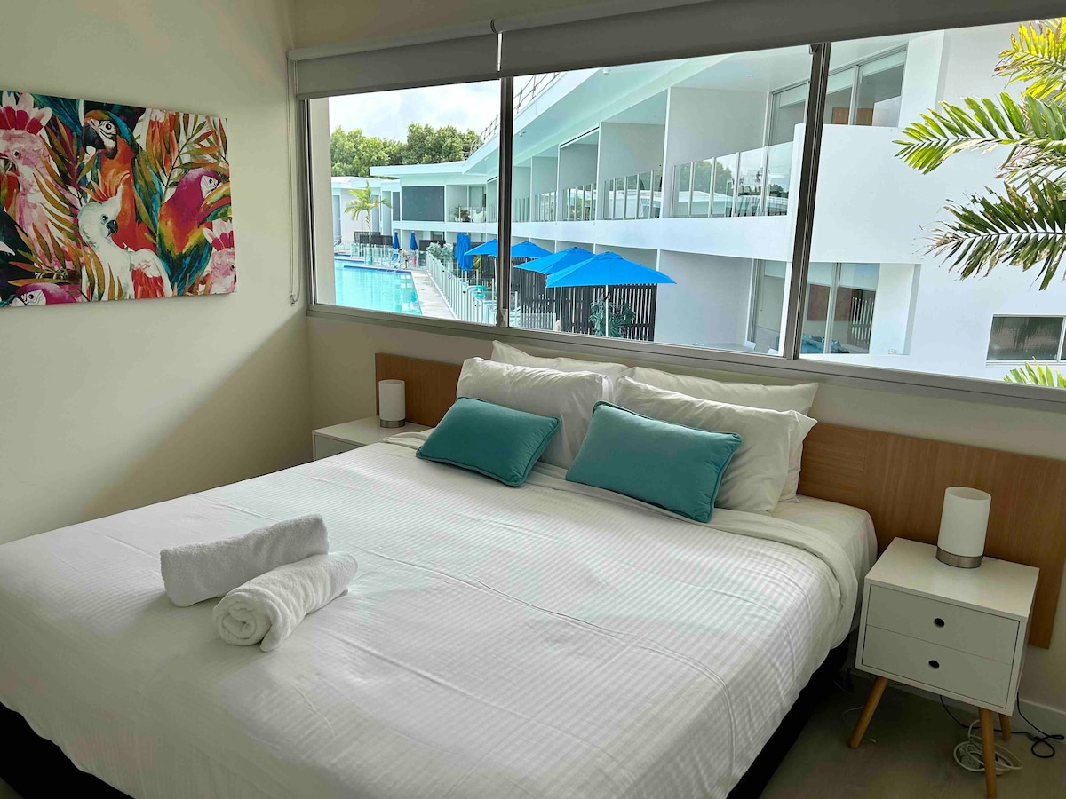 تتحول غرفة النوم هذه ذات الحجم الكبير إلى غرفة نوم مزدوجة عند الطلب. يجعل التلفزيون من السهل عليك الحصول على وقت "أنا" من خلال تسوية أطفالك في مسكن بعيدًا عن منطقة المعيشة. بدلاً من ذلك، هذه الغرفة غرفة نوم واسعة جدًا للأزواج.