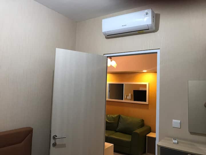 Главната соба е опремена со Air Con (Sharp)