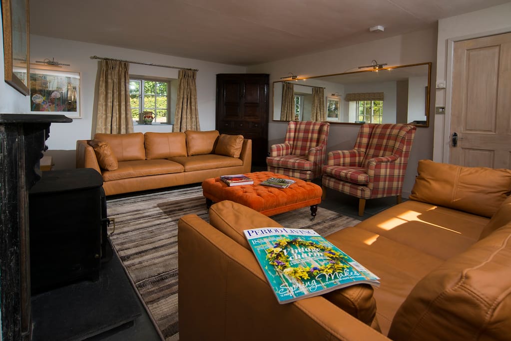 The delightful living room is light, spacious and comfortabe