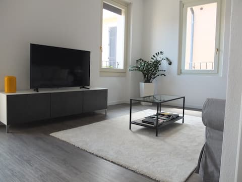 Top Airbnb: An elegant retreat in the heart of old town a Desenzano Del Garda