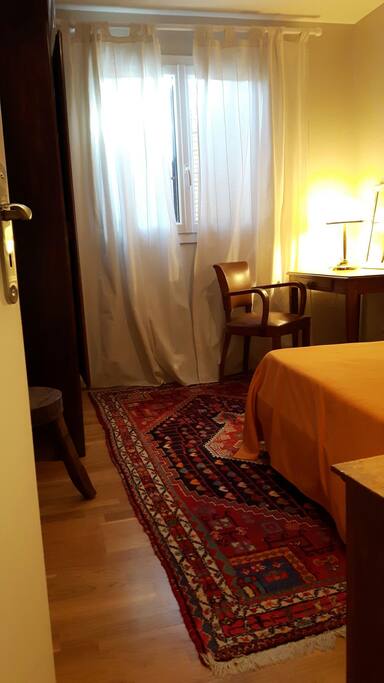 Chambre de 8 m2: coin bureau, fenêtre côté jardin