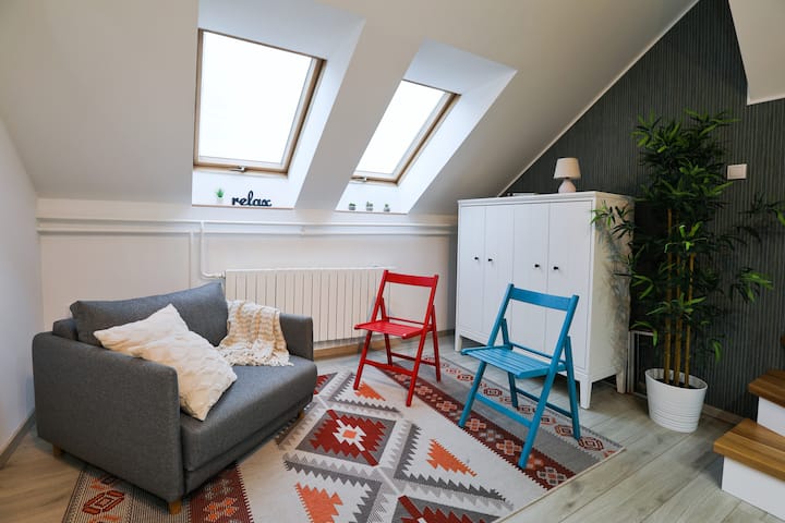 סלון עם ספה נפתחת 